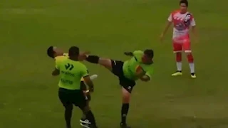 بسبب اعتراضه.. حكم يضرب مدرب فريق بركلة كاراتيه (فيديو)