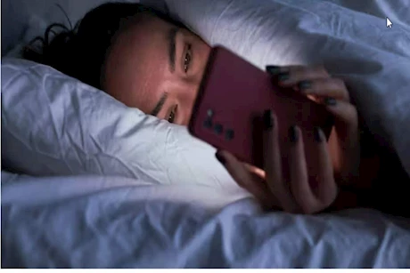 5 مخاطر للهاتف عند الاستيقاظ.. تجنبها فورًا