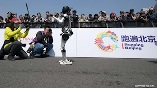 لأول مرة في العالم.. روبوت بشري يفوز على عدّائين في نصف ماراثون بالصين (صور)