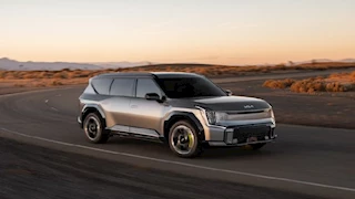 هل تنطلق أول سيارة كهربائية 7 راكب من كيا في مصر بعد ساعات