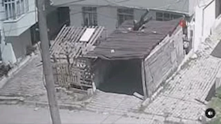 لحظات تحبس الأنفاس.. رجل يقفز من النافذة هربا من الزلزال في إسطنبول (فيديو)