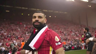 "رفقة صلاح".. مشجع مصري يخطف الأنظار في ملعب أنفيلد خلال الاحتفال بلقب الدوري (فيديو)