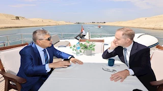 رئيس قناة السويس يبحث مع السفير البريطاني آلية تقليل رسوم التأمين على السفن العابرة 