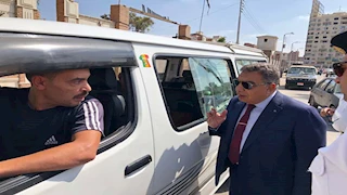 محافظ الدقهلية يستوقف سيارات السرفيس والتاكسي لمتابعة التزام السائقين بالأجرة