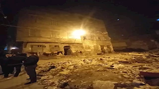 مكون من 5 طوابق.. انهيار عقار في السيدة زينب وأنباء عن وجود مصابين