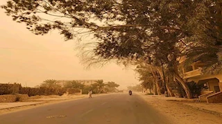 السرعة لا تتجاوز 40 كم.. تحذيرات مرورية عاجلة بسبب العاصفة الترابية