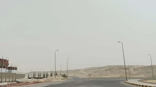 العاصفة الترابية تصل إلى المنيا.. والمناطق الجبلية الأكثر تأثراً- فيديو وصور
