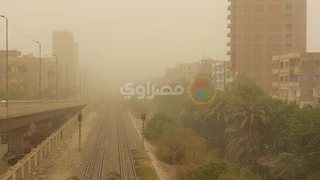 غيوم وأتربة.. العاصفة الترابية تصل سوهاج والسماء تتحول للون الأصفر- فيديو وصو 