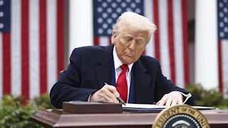 ترامب يوافق على خفض الرسوم على السيارات ومنتجات الصلب والألومنيوم البريطانية