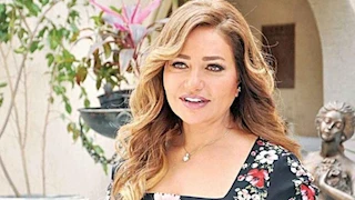 ليلى علوي تنشر صور وفيديو مع أصدقائها من اليونان في دهب 