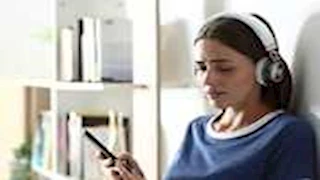 انتبه لما تسمعه.. خبيرة طاقة تحذّر من التأثير المدمّر لأغاني النكد