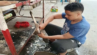 أحمد.. سند البيت الذي يحلم بالطب ويعمل جزارًا لمساعدة والده (صور)