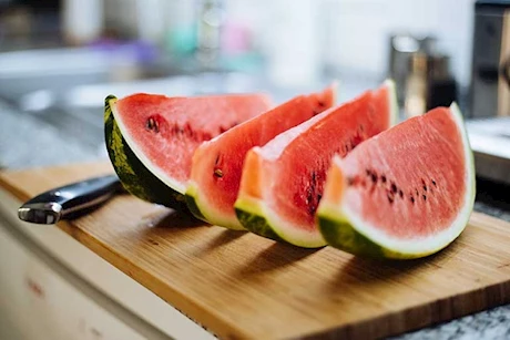 لعشاق البطيخ- 7 أطعمة ممنوع تناولها معه