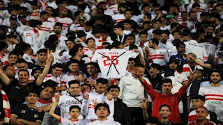 رسائل ساخرة.. قميص زيزو يظهر في مدرجات الزمالك (صور)