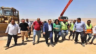 بالصور - محافظ أسيوط يتفقد مشروع إنشاء مصنع متكامل لمنتجات الرمان بالبداري