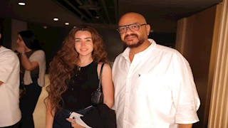 منتج "ريستارت" ينشر صورًا تجمعه بـ هنا الزاهد وشقيقه تامر حسني