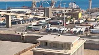 تداول 15 ألف طن بضائع و880 شاحنة بموانئ البحر الأحمر