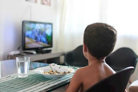 كيف يؤثر التلفاز على شهية الأطفال؟