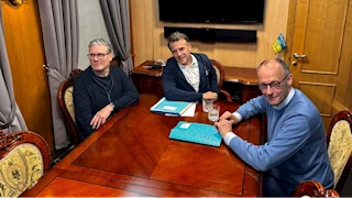 فرنسا ترد على الشائعات الإلكترونية حول كيس الكوكايين في مقطع فيديو ماكرون