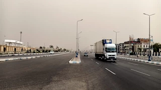 عاصفة ترابية تضرب السويس دون تعطيل للملاحة (فيديو وصور)