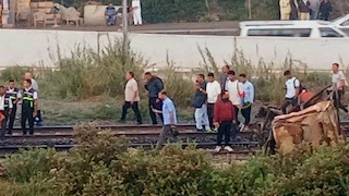 وفاة سائق الجرار وانتظام حركة القطارات بعد تصادم مزلقان البحيرة- فيديو وصور