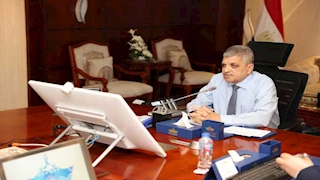 رئيس قناة السويس يدعو "ميرسك" لتعديل جداول إبحارها والعودة للعبور بالمجرى الملاحي
