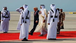 أمير قطر يستقبل ترامب في الديوان الأميري بالدوحة (فيديو)