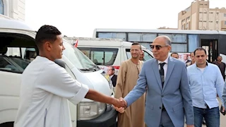 لخدمة القرى.. محافظ المنيا يعلن دخول 8 ميكروباصات جديدة لخطوط ملوي - صور