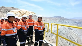 بعد انتهاء جولته في منجم السكري.. رئيس الوزراء يلتقي عددًا من نواب البرلمان