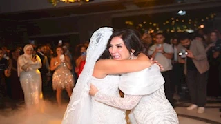 بالصور.. انهيار الفنانة أمل رزق من البكاء بحفل زفاف ابنتها "هيا"
