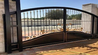 إصابة فردي أمن سقطت عليهما بوابة حديدية بأكتوبر