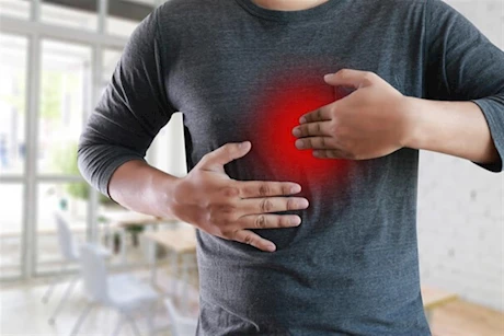 تشعر بألم في الصدر عند البلع.. هل ارتجاع المريء هو السبب؟  