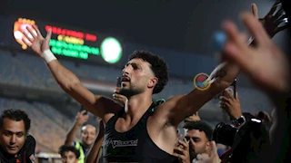 معلول غادر مسرعا.. فرحة لاعبي الأهلي مع الجمهور بعد الفوز على البنك (فيديو وصور)