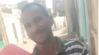 شاب يروي ظمأ الطيور في مقابر "باب الوداع" بالفيوم -صور