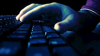 من الإنترنت إلى كمين.. كيف استدرجت "بوسي" مهندسًا للسرقة والاعتداء بالجيزة؟