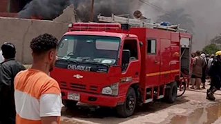الدفع بـ3 سيارات إطفاء.. حريق هائل يلتهم محطة وقود داخل قرية في المنيا -صور 