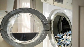 علماء يكشفون مخاطر غسل الزي الطبي في المنازل