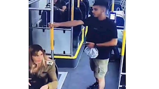 شاب "يبصق" على مجندة إسرائيلية داخل حافلة نقل عام (فيديو)