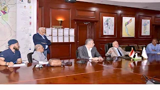 محافظ الأقصر يبحث مع وفد هيئة الأنفاق مشروع القطار الكهربائي السريع -صور