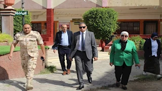 في جولة ميدانية العجوزة والدقي.. وكيل التعليم يشيد بتنظيم اللجان ووعي الطلاب