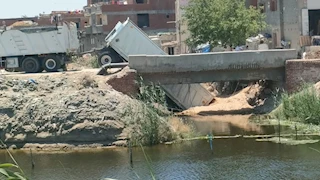 "وقع بالمقطورة".. انهيار كوبري في البحيرة أثناء عبور سيارة نقل -صور