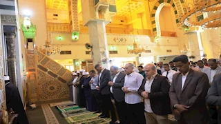 بالصور- محافظ أسوان يؤدي صلاة الجمعة بالمسجد الجامع ويستمع لمطالب المواطنين