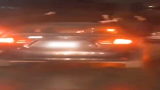 ضبط سائق سمح لـ3 شباب بالجلوس أعلى نوافذ السيارة بزفة