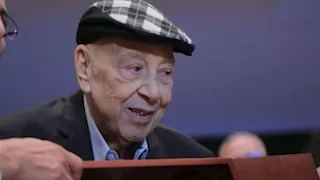"يا بختك يا أبو زهرة".. الصحفي محمد العزبي يكشف تفاصيل وقف معاشه بعد بلوغه الـ90 عاما
