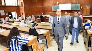 بالصور- رئيس جامعة أسيوط يتفقد لجان امتحانات كلية الآداب 