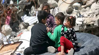 برلمانية أوروبية تعتذر لشعب فلسطين: "زعماء الاتحاد الأوروبي تواطأوا في إبادة أطفال غزة"