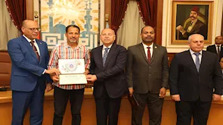 رفض رشوة 2 مليون جنيه.. تكريم مستشار وزير العمل للنظم التكنولوجية