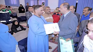 محافظ سوهاج يسلم تأشيرات وتذاكر الحج للفائزين بقرعة حج الجمعيات الأهلية (فيديو وصور)