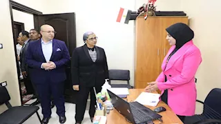 رئيس المجلس القومي للمرأة تتفقد معرض منتجات يدوية في بني سويف -صور