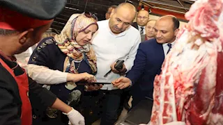 ضبط أغذية مجهولة المصدر وشركة تدار بدون ترخيص في بني سويف -صور